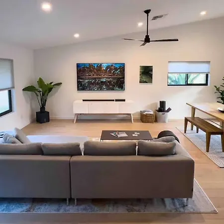 Stunning Modern Home In Hip Enclave Near Dt